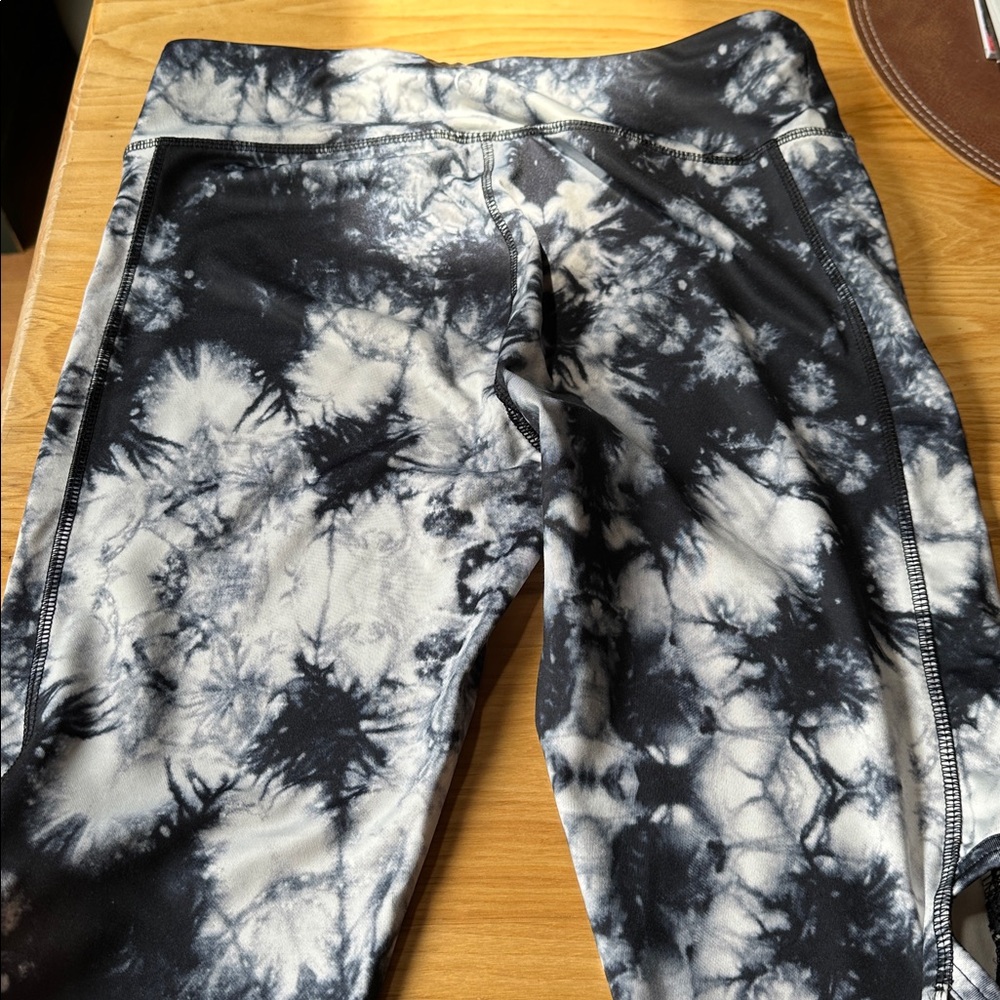 VOGO Athletica Black & White Patterned Legging capris